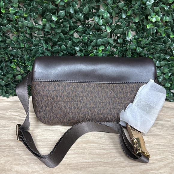 MICHEAL KORS LOGO FANNY PACK - Picture 3 of 6